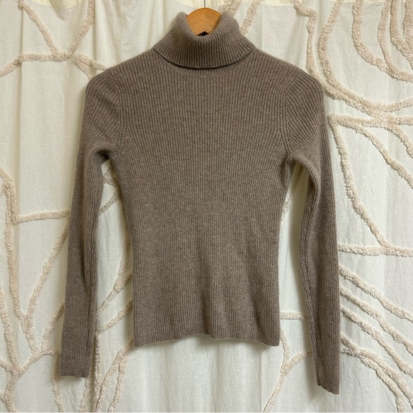 Daniel Bishop 100% Cashmere Ribbed Turtleneck Sweater in Heathered Taupe - Picture 3 of 7